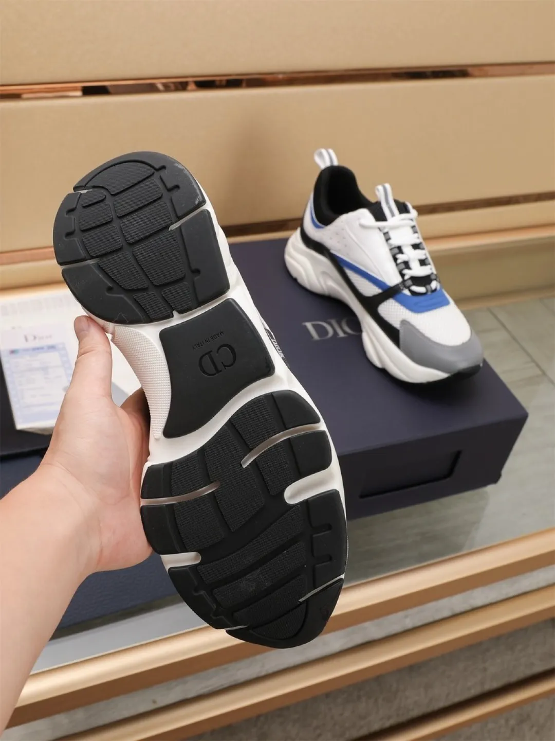 Men's shoes 💰P460💰【Dior】Dior✨ is online at the same time👏 This casual sneaker is a new product in the series and continues Di*r's classic style. The upper is made of original mesh and cow leather, with a two-color textured outsole, and the brand's iconic details on the rear collar and heel to enhance the style. Fashionable and versatile. Wear it with jeans or slacks for a casual look. Size: 38-44 (45 customized)